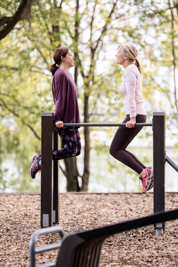 2 sportliche Damen